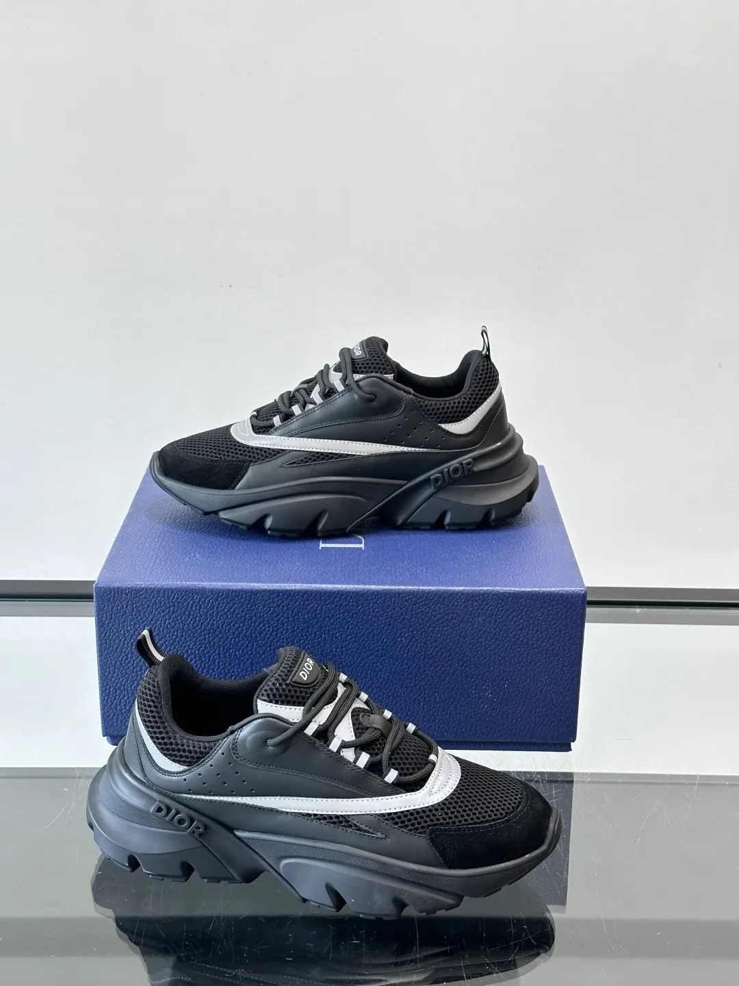 Men's shoes 💰p520 "Dior" B22 retro jogging shoes, inspired by classic jogging shoes, low-top thick sole design, cow leather + mesh fabric splicing, perfect texture and breathable. The black and white engraved rubber sole has great grip and comfort, and is OK for daily wear or sports! There is an embossed "CD" logo on the side of the shoe, which is low-key and recognizable. Rich colors, black and white, gray and blue, etc., versatile and fashionable, loved by European and American hip-hop circles and bloggers, a must-have for trendy wear size: 39-44 (customized at 45.46)